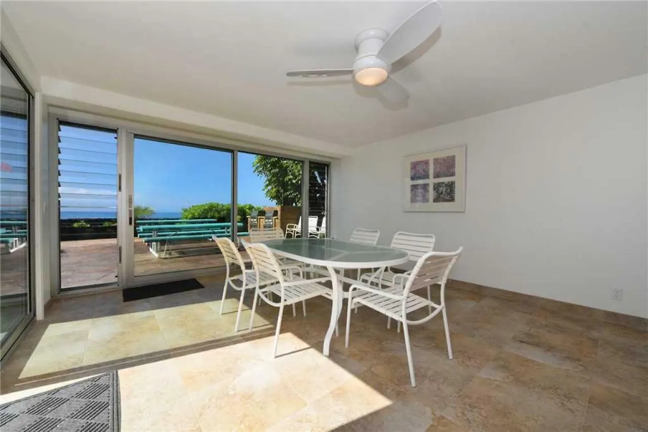 1 Bedroom Ocean Front Condo In Lahaina Town - Sleeps 4 - Lahaina Roads #204 Holiday home