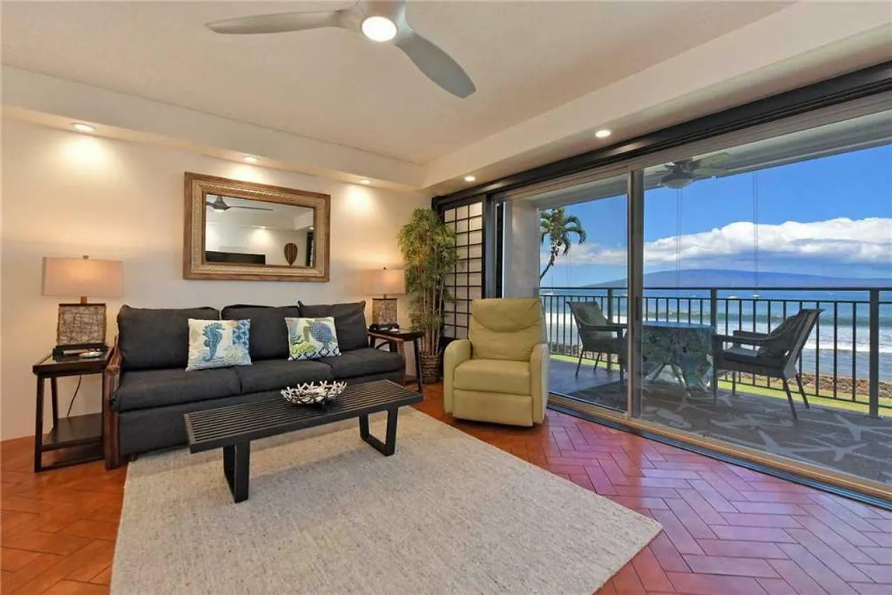 1 Bedroom Ocean Front Condo In Lahaina Town - Sleeps 4 - Lahaina Roads #204 Holiday home