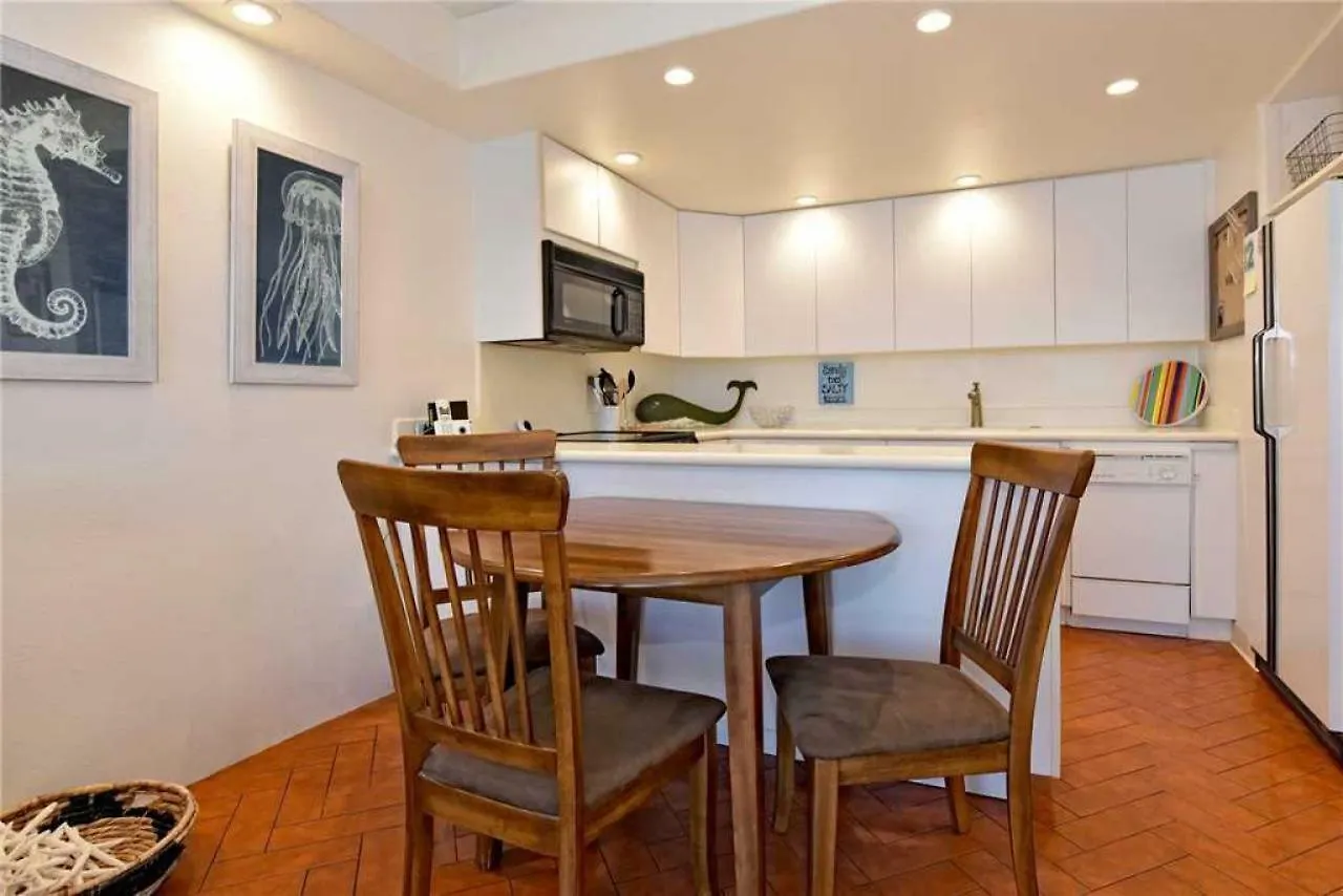1 Bedroom Ocean Front Condo In Lahaina Town - Sleeps 4 - Lahaina Roads #204
