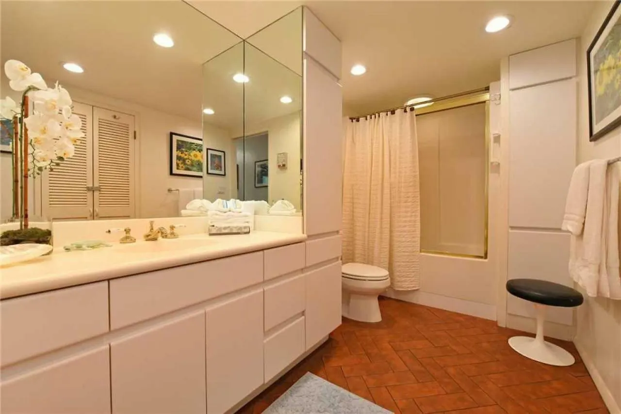 1 Bedroom Ocean Front Condo In Lahaina Town - Sleeps 4 - Lahaina Roads #204