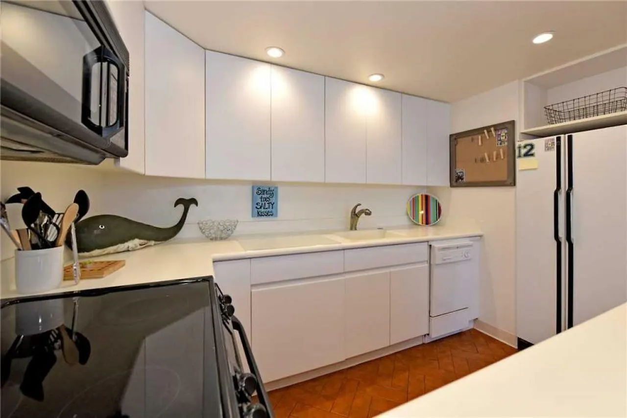 1 Bedroom Ocean Front Condo In Lahaina Town - Sleeps 4 - Lahaina Roads #204